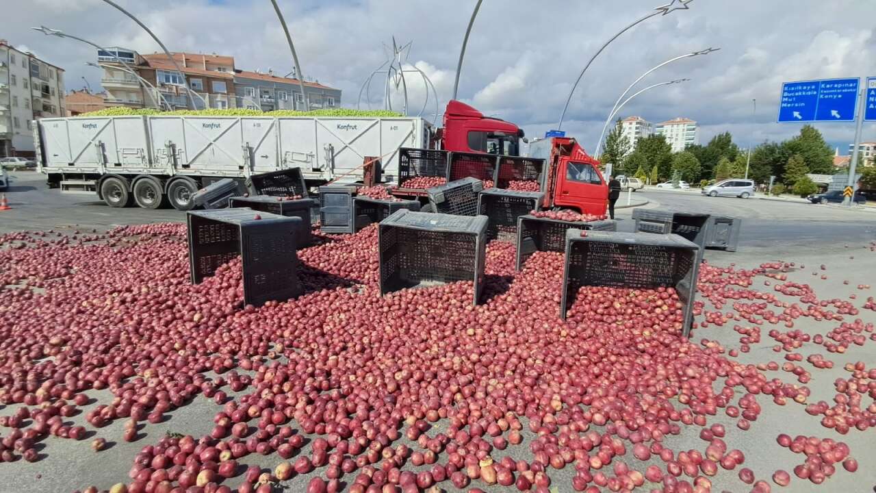 Halat koptu, ortalık karıştı! Tonlarca elma trafiği durdurdu 3